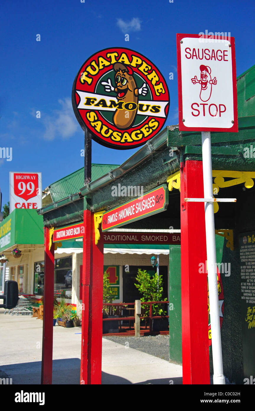 La famosa salsiccia Tuatapere Shop", Main Street, Tuatapere, Southland, Isola del Sud, Nuova Zelanda Foto Stock