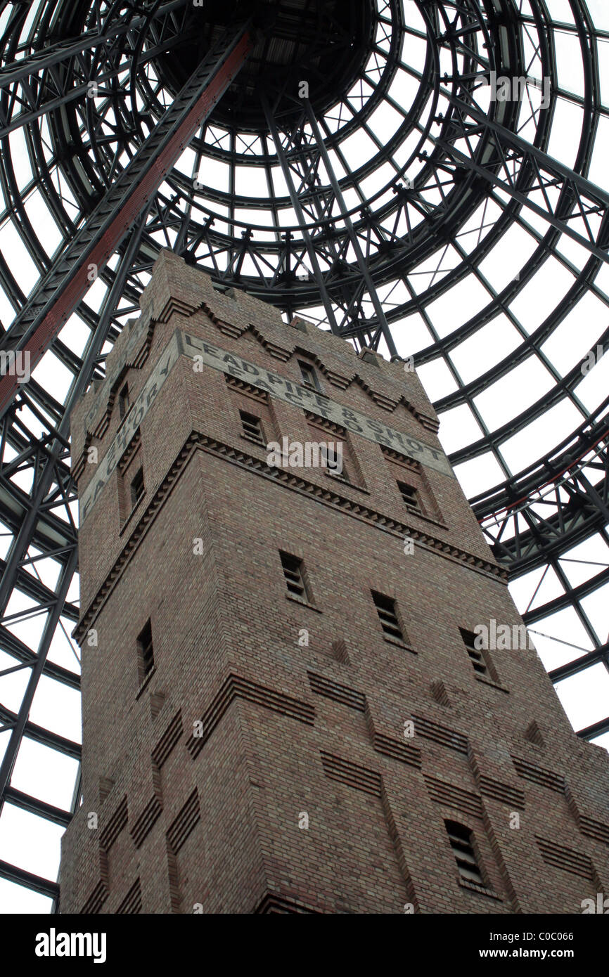 COOP'S SHOT TOWER RACCHIUSA DAL CONO CENTRALE DI MELBOURNE. VICTORIA, AUSTRALIA. Foto Stock