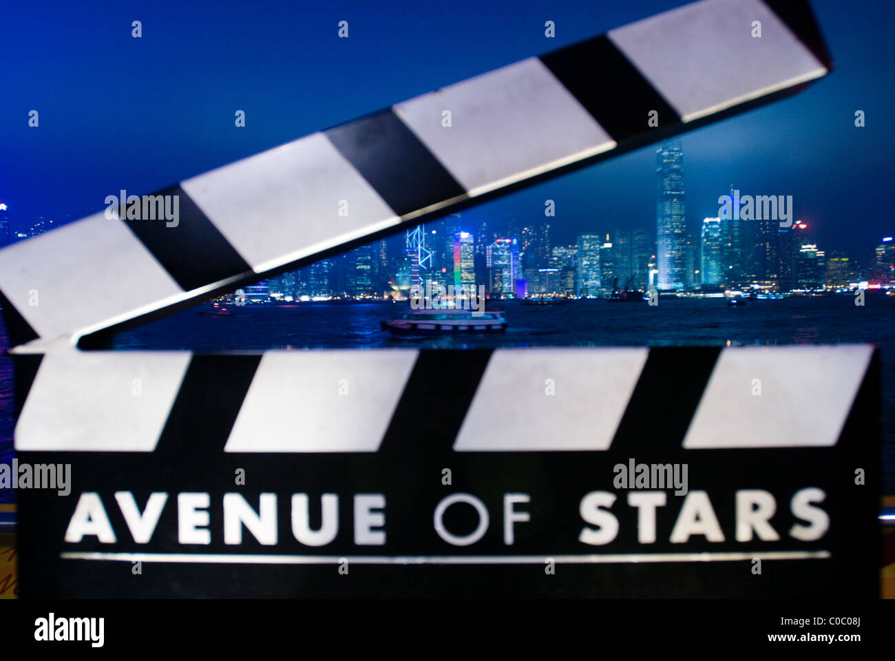 Scheda Clack sul Viale delle Stelle in Hong Kong con il cielo dei raschiatori in background Foto Stock