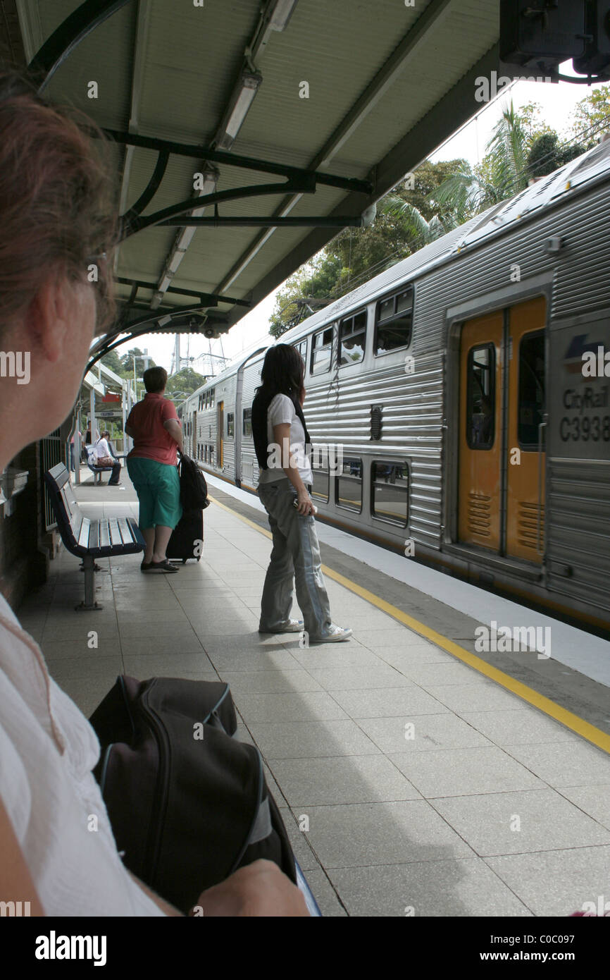 Un Railcorp treni passeggeri sulla costa sud linea tira in stazione. Nuovo Galles del Sud, Australia Foto Stock