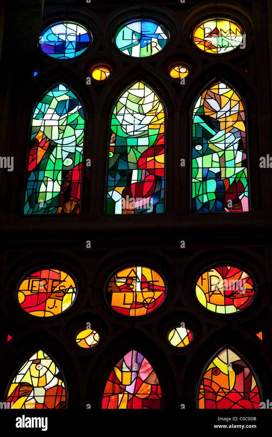 Le finestre di vetro macchiate nella chiesa della Sagrada Familia progettata da Gaudì a Barcellona, in Catalogna, Spagna Foto Stock