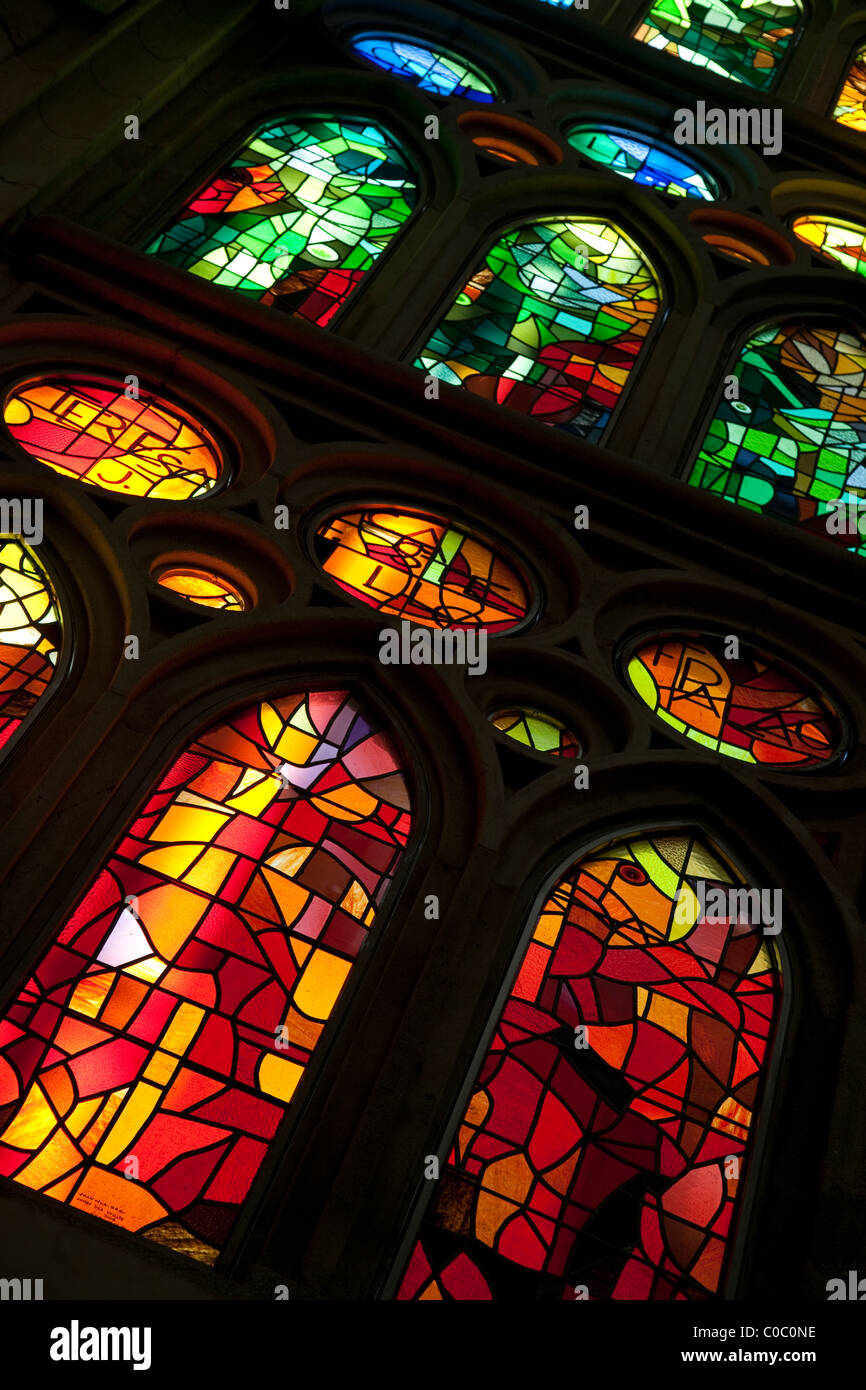 Le finestre di vetro macchiate nella chiesa della Sagrada Familia a Barcellona, in Catalogna, Spagna Foto Stock