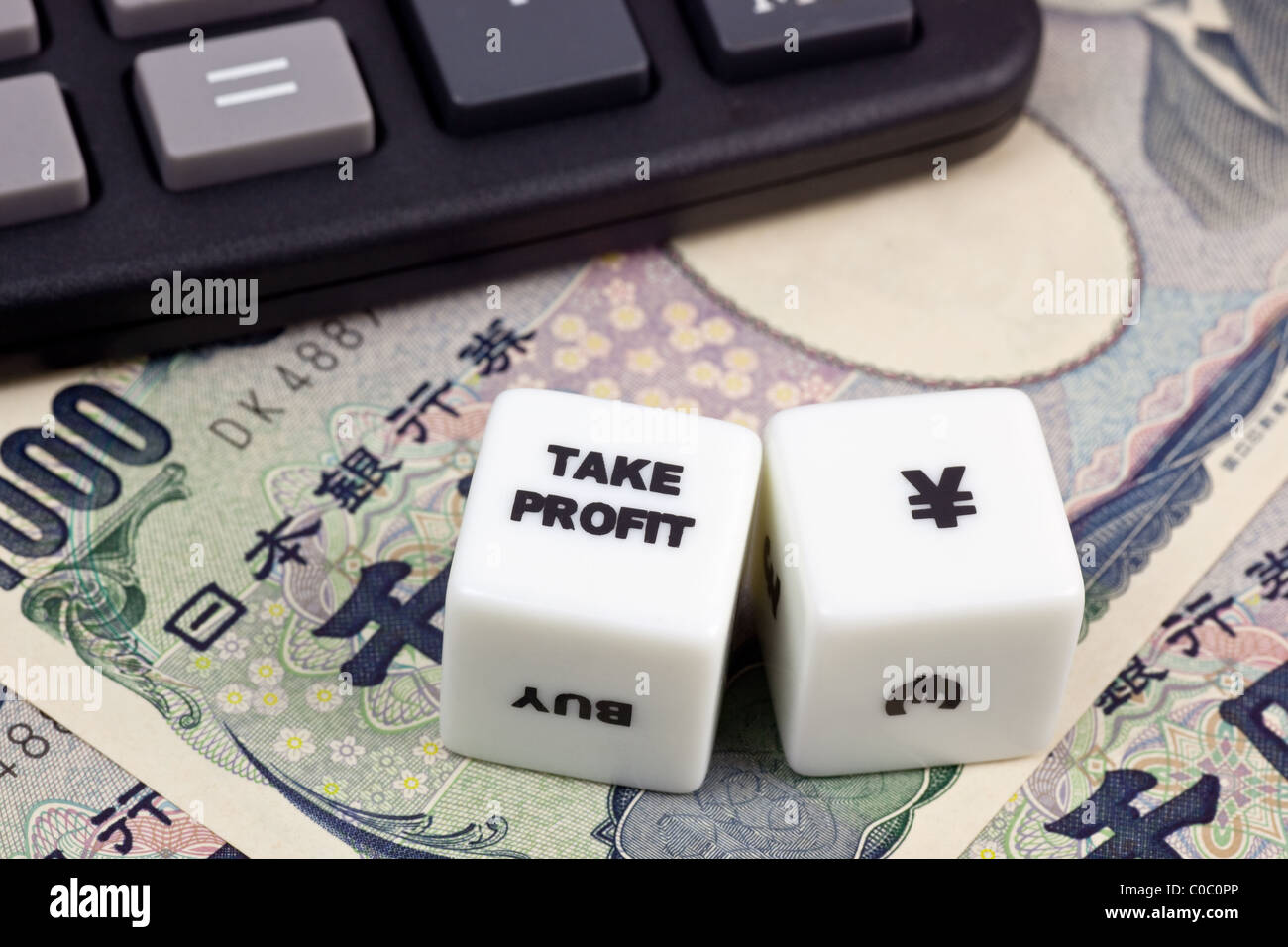Valuta giapponese con la calcolatrice e le piastrine che mostra prendere profitto Foto Stock