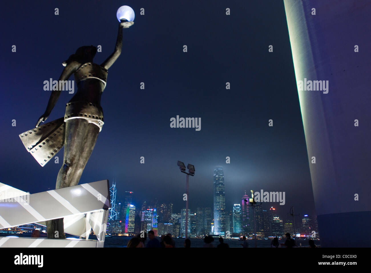 La luce nella pellicola, statua in Hong Kong con sky raschietti sull isola di Hong Kong in background Foto Stock