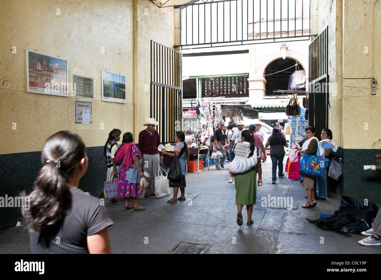 Vivace ingresso al 20 novembre ventesimo trafficato mercato con piedi traffico clienti & indigeni fornitori indiani città di Oaxaca Messico Foto Stock
