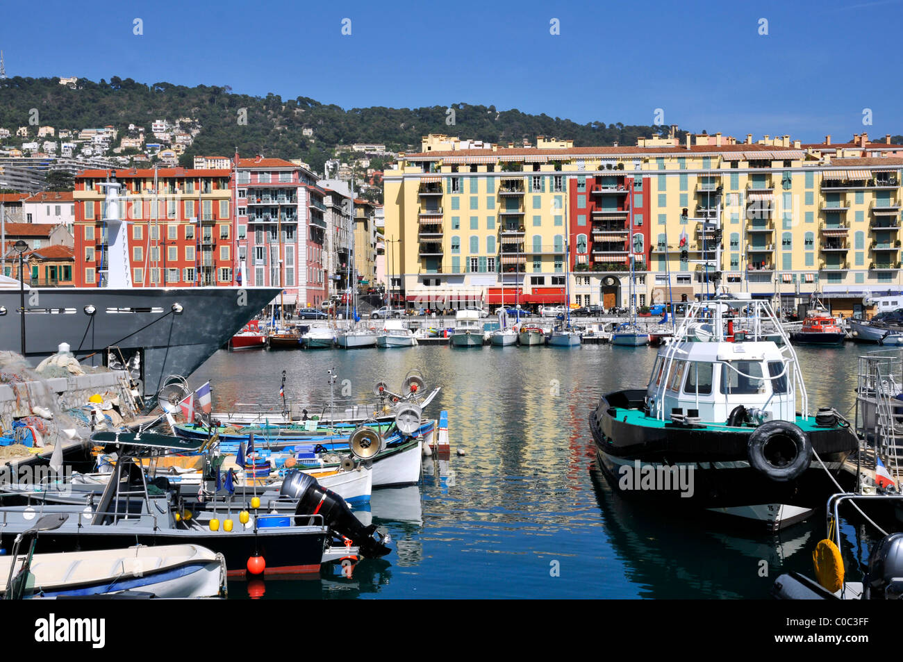 Porto di Nizza in Francia sudorientale,Dipartimento Alpes-maritimes,con i tipici edifici colorati in background Foto Stock