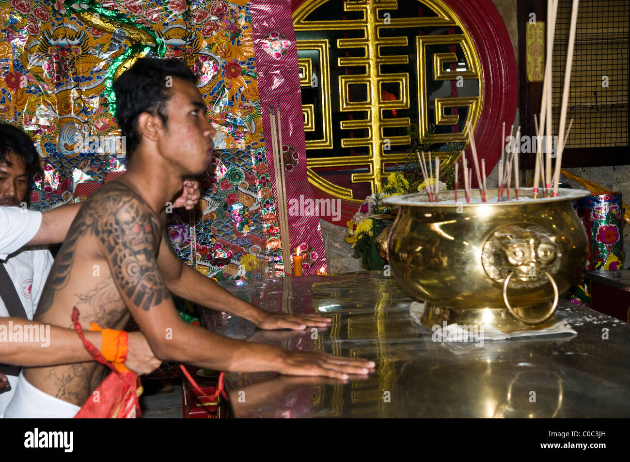 Auto mutilazioni domina le scene di estrema e bizzarra festival vegetariano di Phuket. Foto Stock