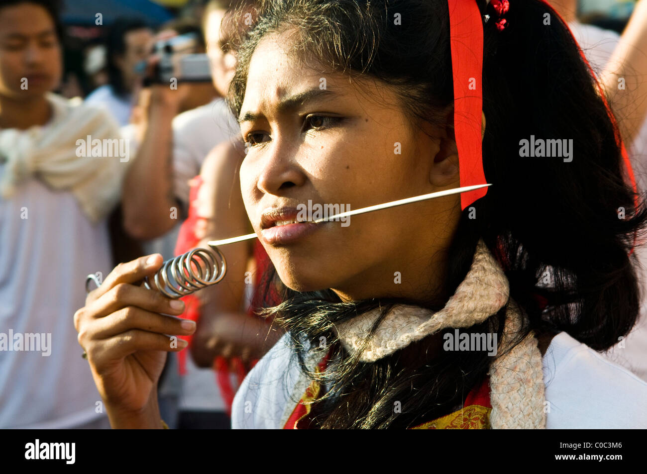Auto mutilazioni domina le scene di estrema e bizzarra festival vegetariano di Phuket. Foto Stock