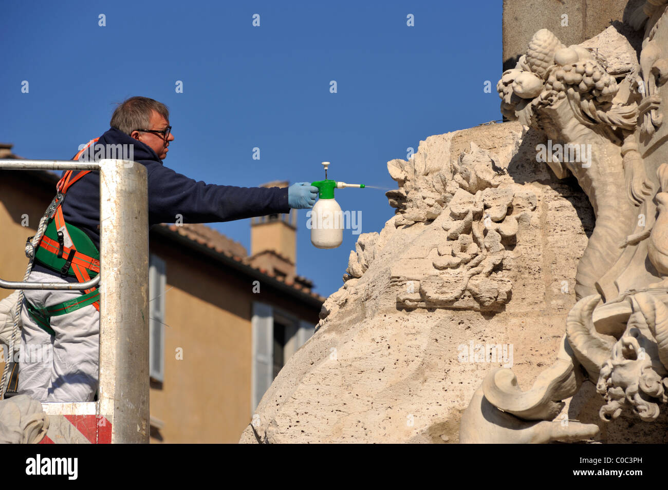 Italia, Roma, Piazza Navona, fontana quattro fiumi, pulizia restauratori Foto Stock