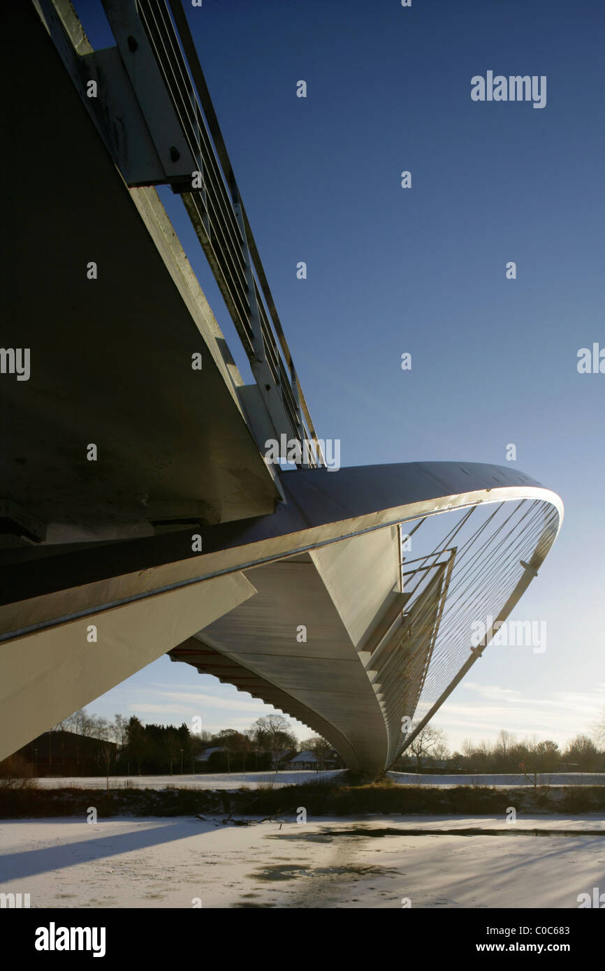 Il Millennium Bridge oltre il fiume congelato Ouse in York, North Yorkshire, Inghilterra. Foto Stock