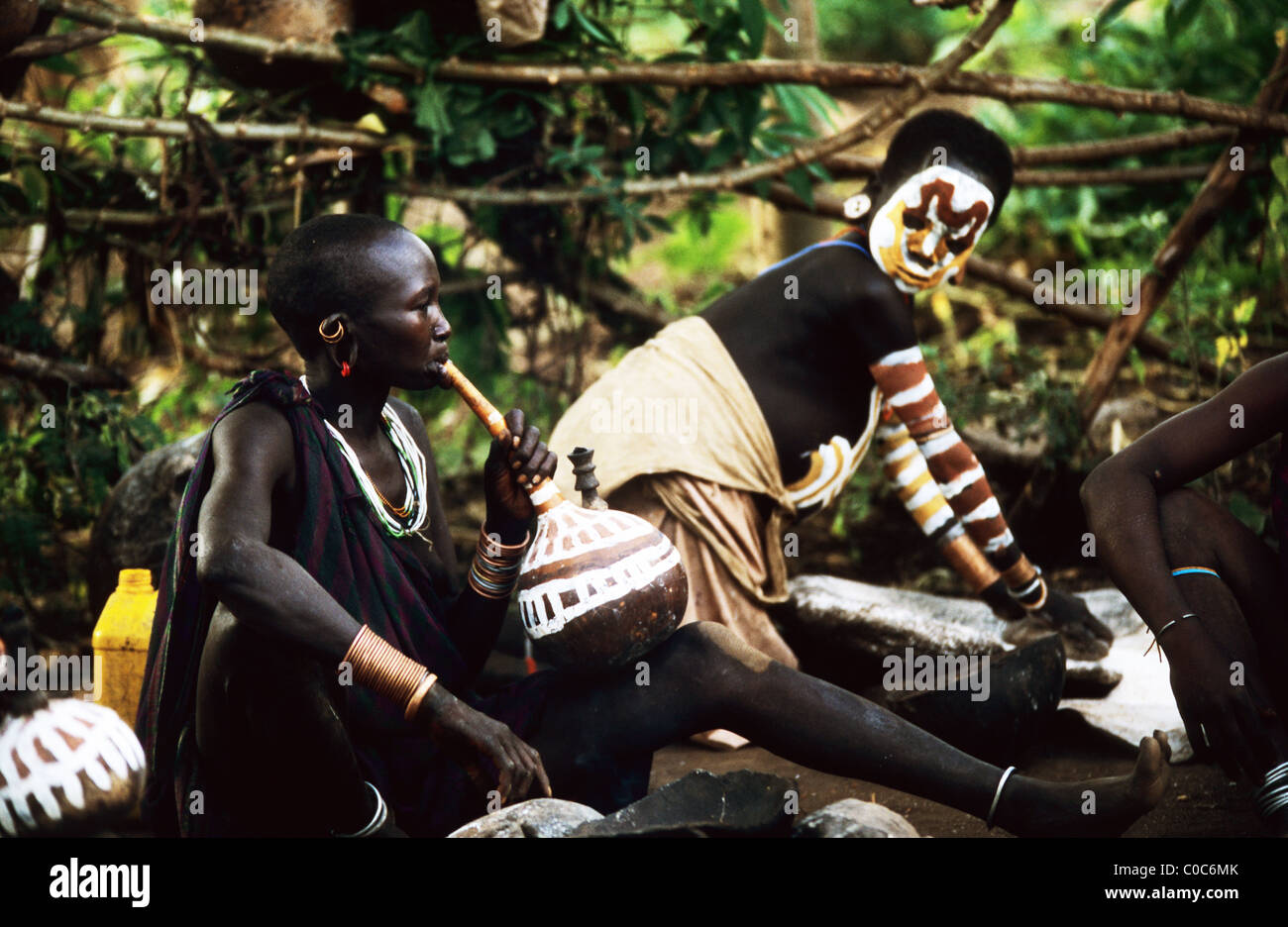 Un raro sguardo nella vita della tribù Surma. Foto Stock