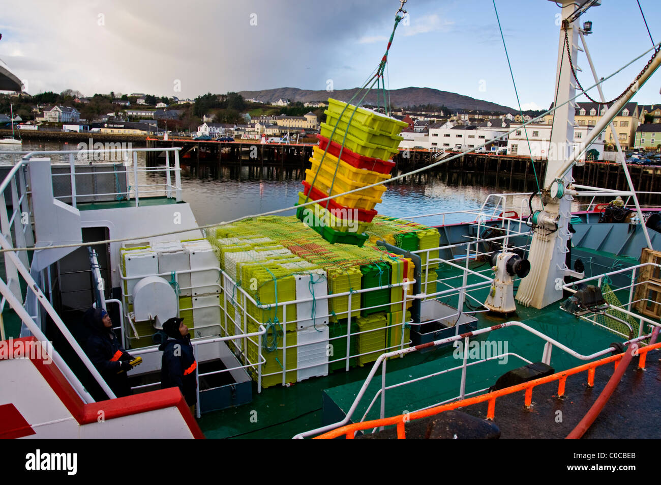 Lo spagnolo barca da pesca scarica a Killybegs Harbour in Donegal Irlanda Foto Stock