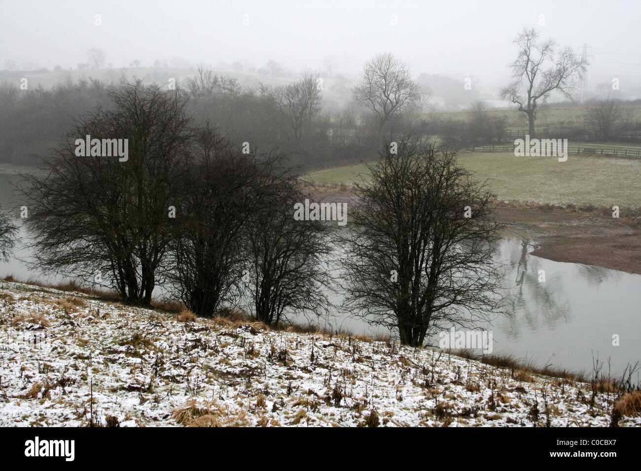 Wintery in scena al Carsington acqua, Derbyshire, Regno Unito Foto Stock