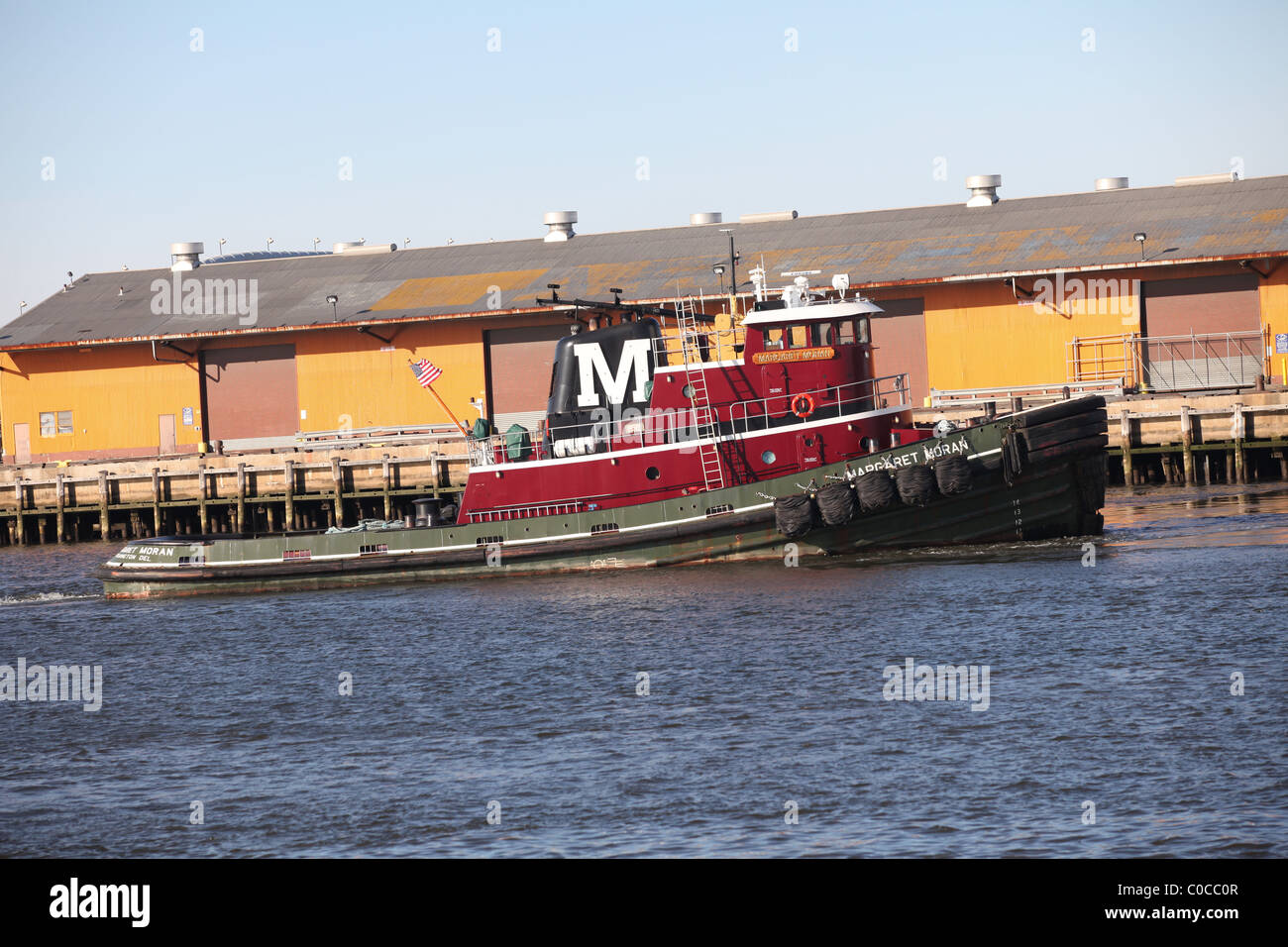 Rimorchiatore Moran nella baia di Newark, NJ Essex County USA Foto Stock
