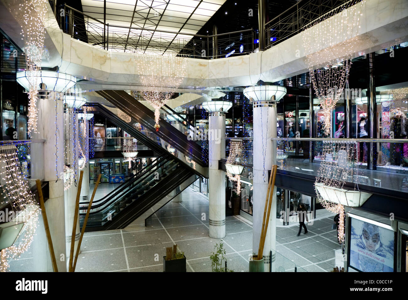 View all'interno della Confederazione Centro. Swiss shopping mall / arcade / negozi a Ginevra / Geneve, Svizzera. Foto Stock