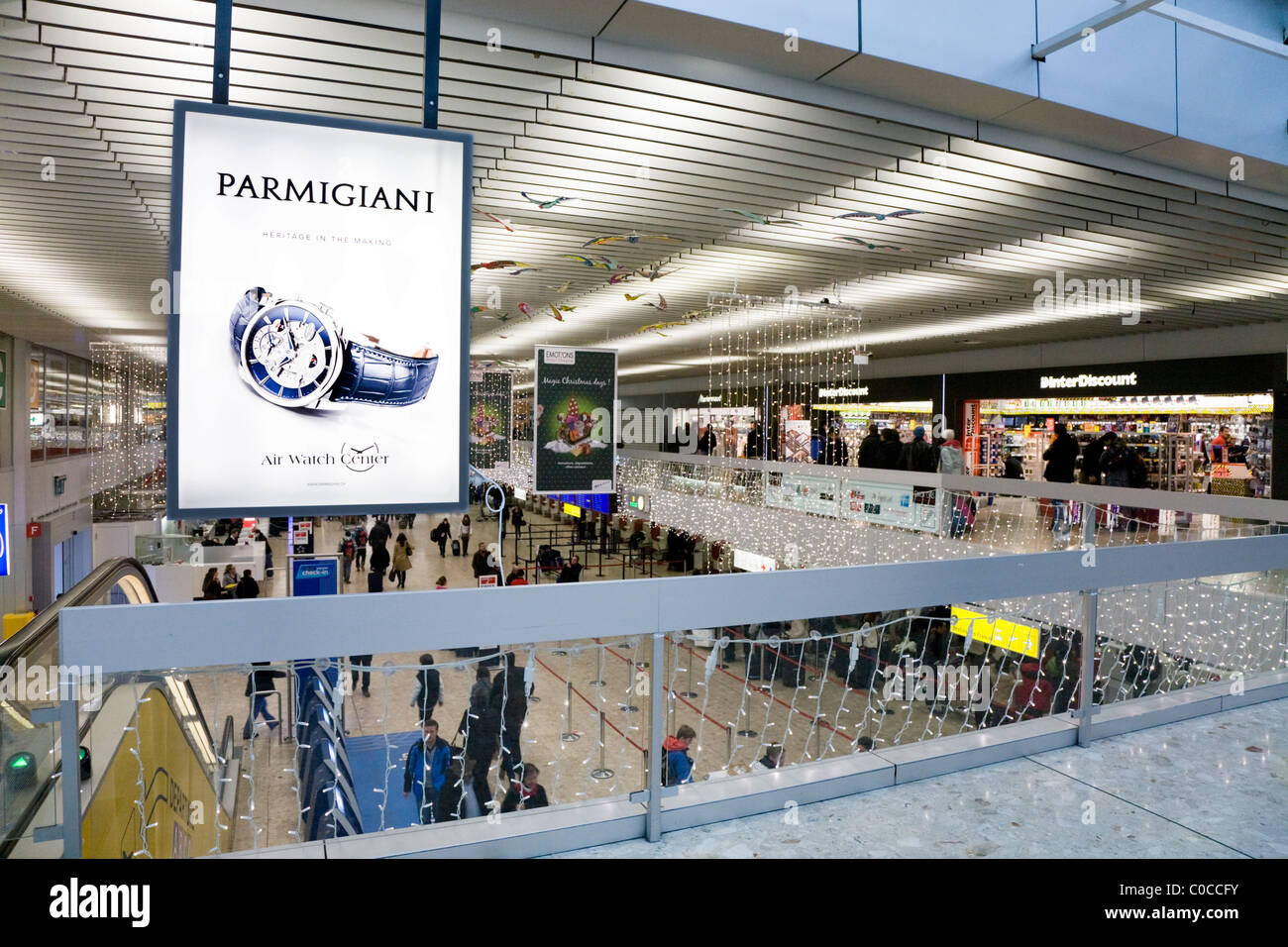 Principali International terminal partenze e check-in hall, Ginevra / Aeroporto di Ginevra, Svizzera. L'aeroporto è comunemente noto come 'Cointrin'. Foto Stock