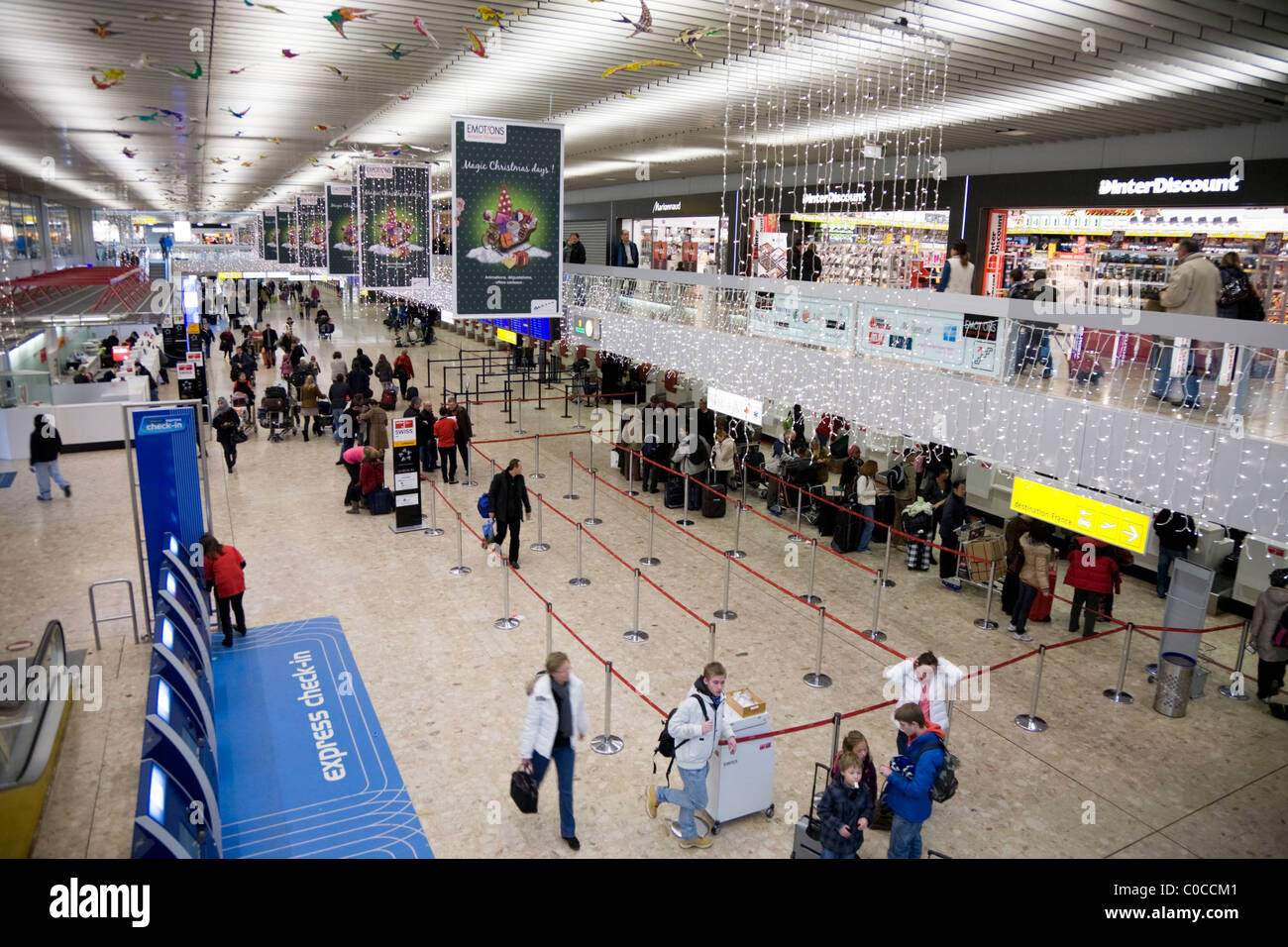 Main Terminal Internazionale partenza hall & area check-in / desk. Ginevra / Aeroporto di Ginevra, Svizzera. L'aeroporto è comunemente noto come 'Cointrin' Foto Stock