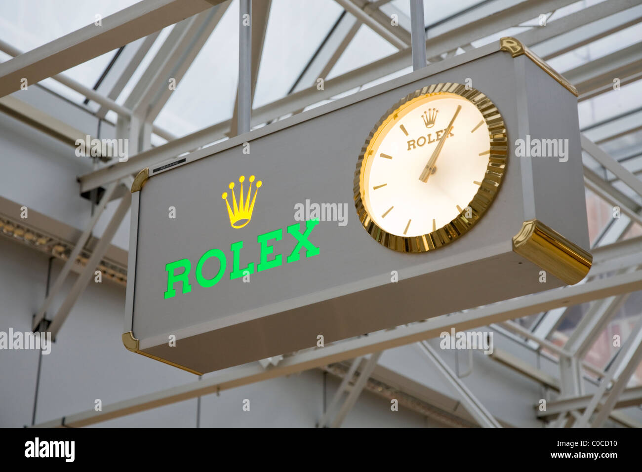 Display advertising orologio Rolex marca di orologi. Terminal internazionale sala partenze, Ginevra / Aeroporto Geneve, Svizzera Foto Stock