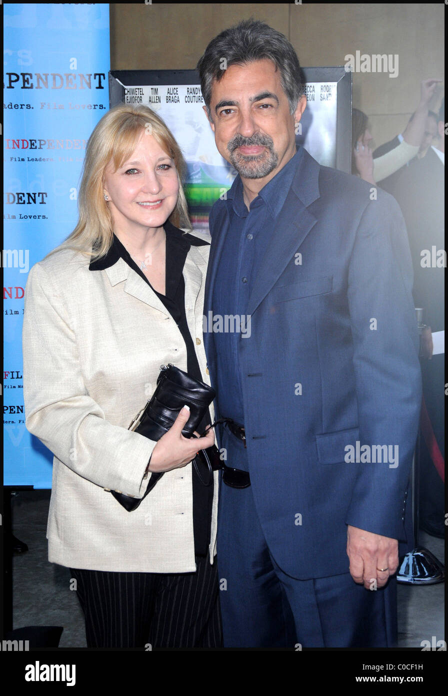 Joe Mantegna e la moglie Arlene Vrhel assistere alla premiere di "Redbelt," tenutasi presso il teatro egiziano. Los Angeles, California - Foto Stock