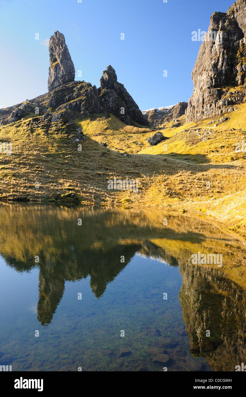 Il vecchio uomo di Storr riflessa nella piscina, Isola di Skye, Ebridi, Scottish Hghlands Foto Stock