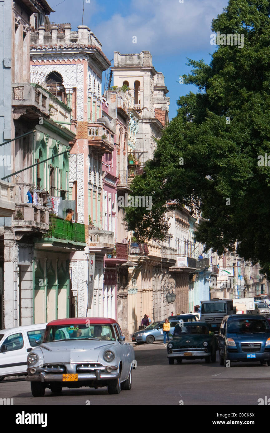 Cuba, La Habana. Architettura moresca sul Prado. Americano degli anni cinquanta, auto in primo piano, un taxi. Foto Stock