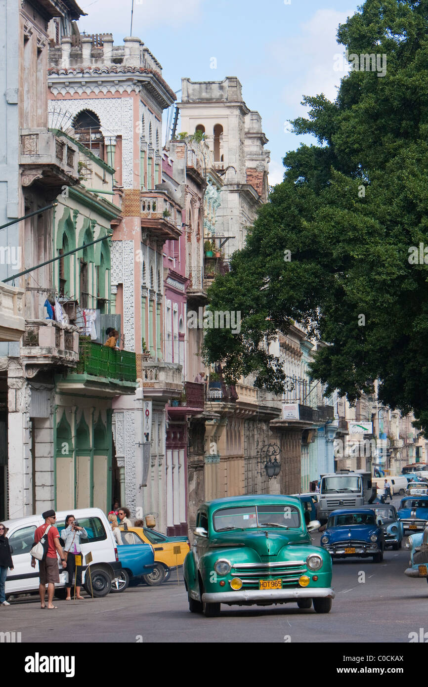 Cuba, La Habana. Architettura moresca sul Prado. Vecchia vettura americana, un taxi in primo piano. Foto Stock