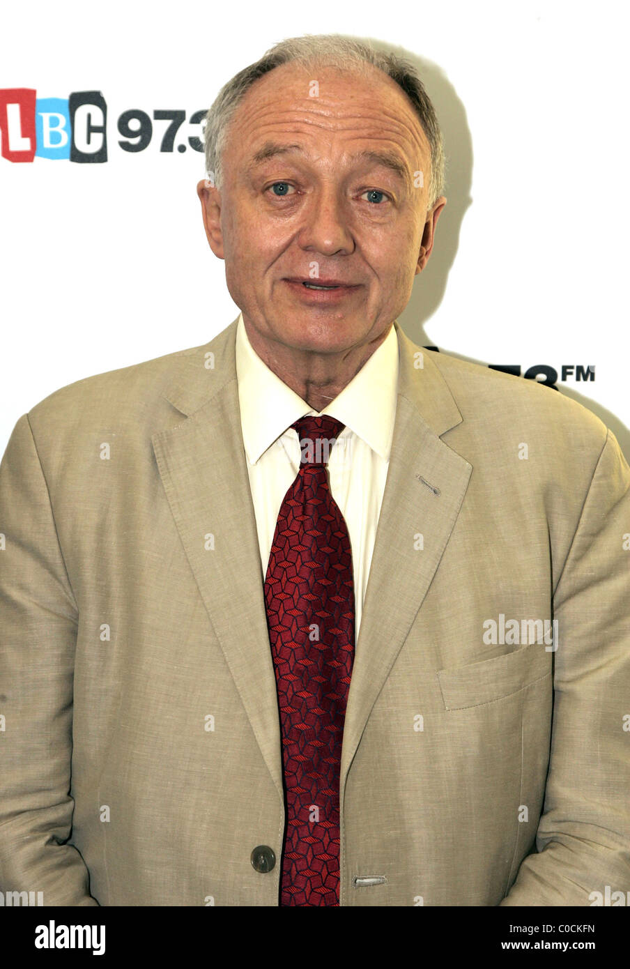 Ken Livingstone assiste un vivo dibattito con gli altri candidati sindaci su LBC 97,3 stazione radio londinesi voteranno per eleggere Foto Stock