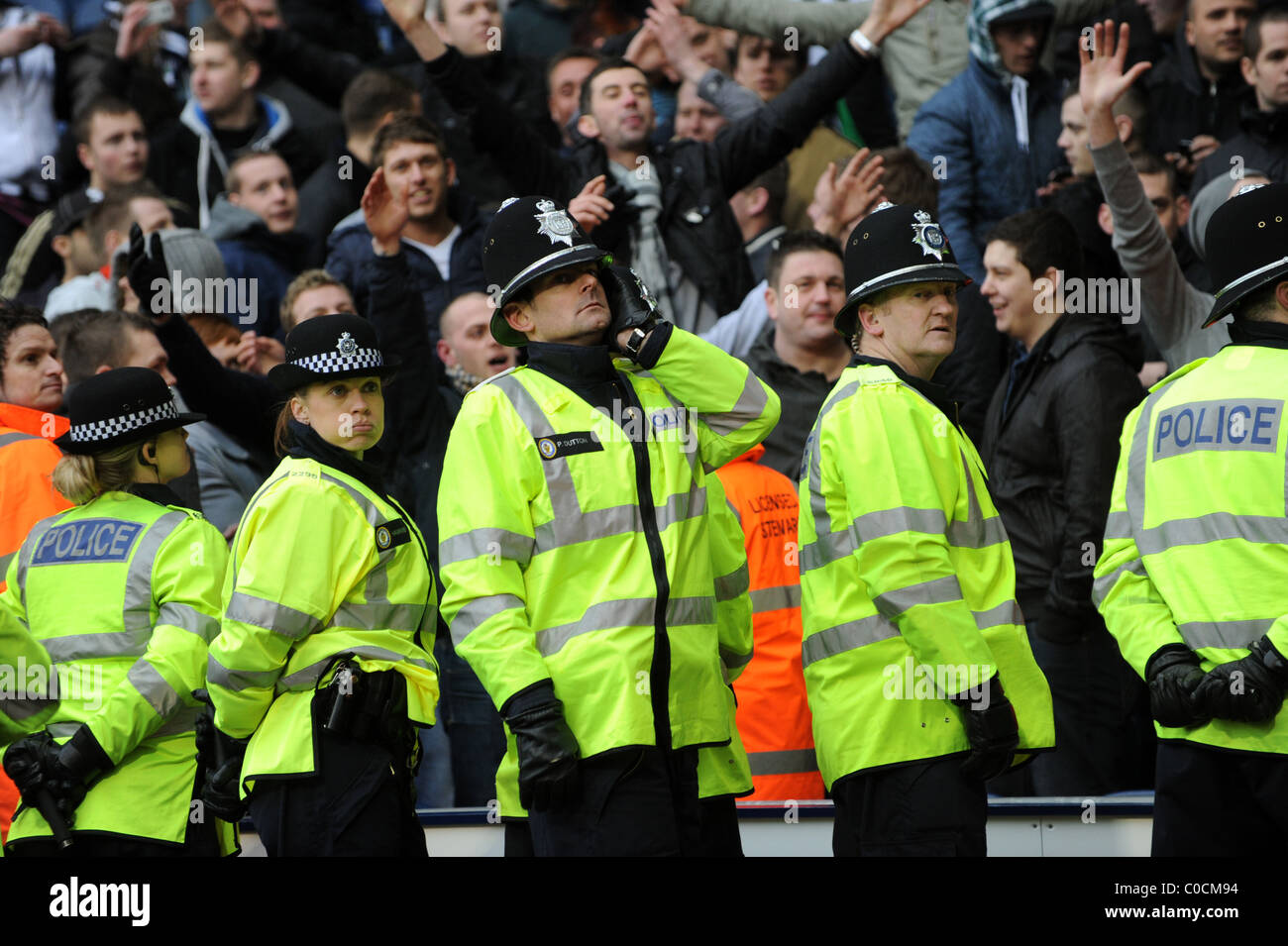 I funzionari di polizia il controllo di folla a partita di calcio Regno Unito Foto Stock