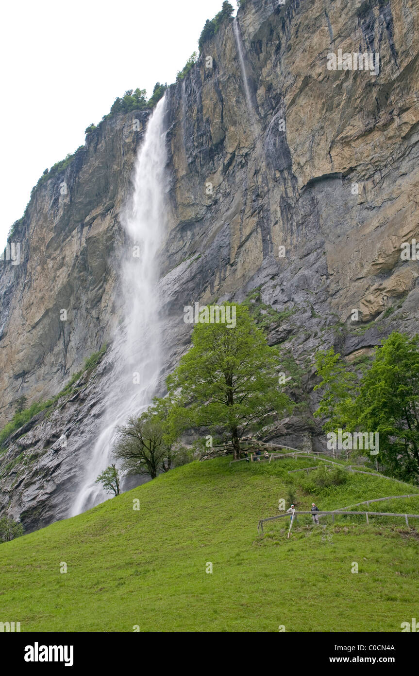 La Staubbach cade vicino a Lauterbrunnen nella regione della Jungfrau. Foto Stock