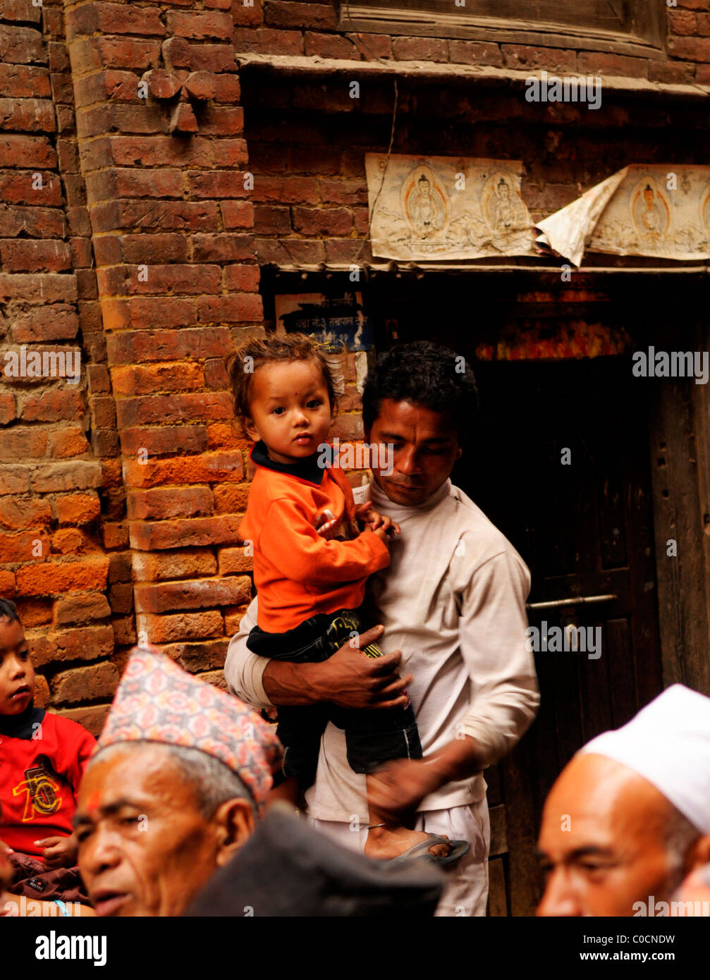 Uomo nepalese tenendo la sua figlia durante il nuovo anno festival, popoli vive ( i nepalesi ) , la vita a Kathmandu , kathmandu ,Nepal Foto Stock