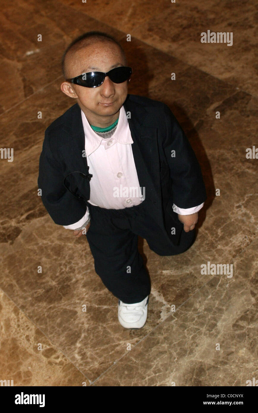 Piccolo uomo del grande conseguimento uomo cinese egli Pingping ha fatto un grande segno nel mondo per i quali ad un minuscolo essere umano. Foto Stock