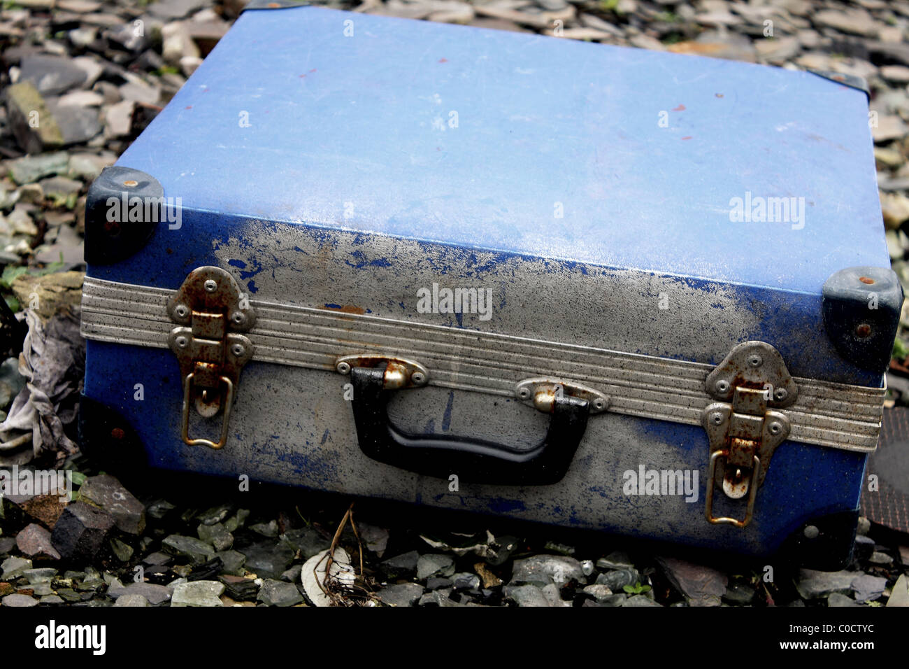 Una vecchia valigia blu abbandonato e buttato via Foto Stock