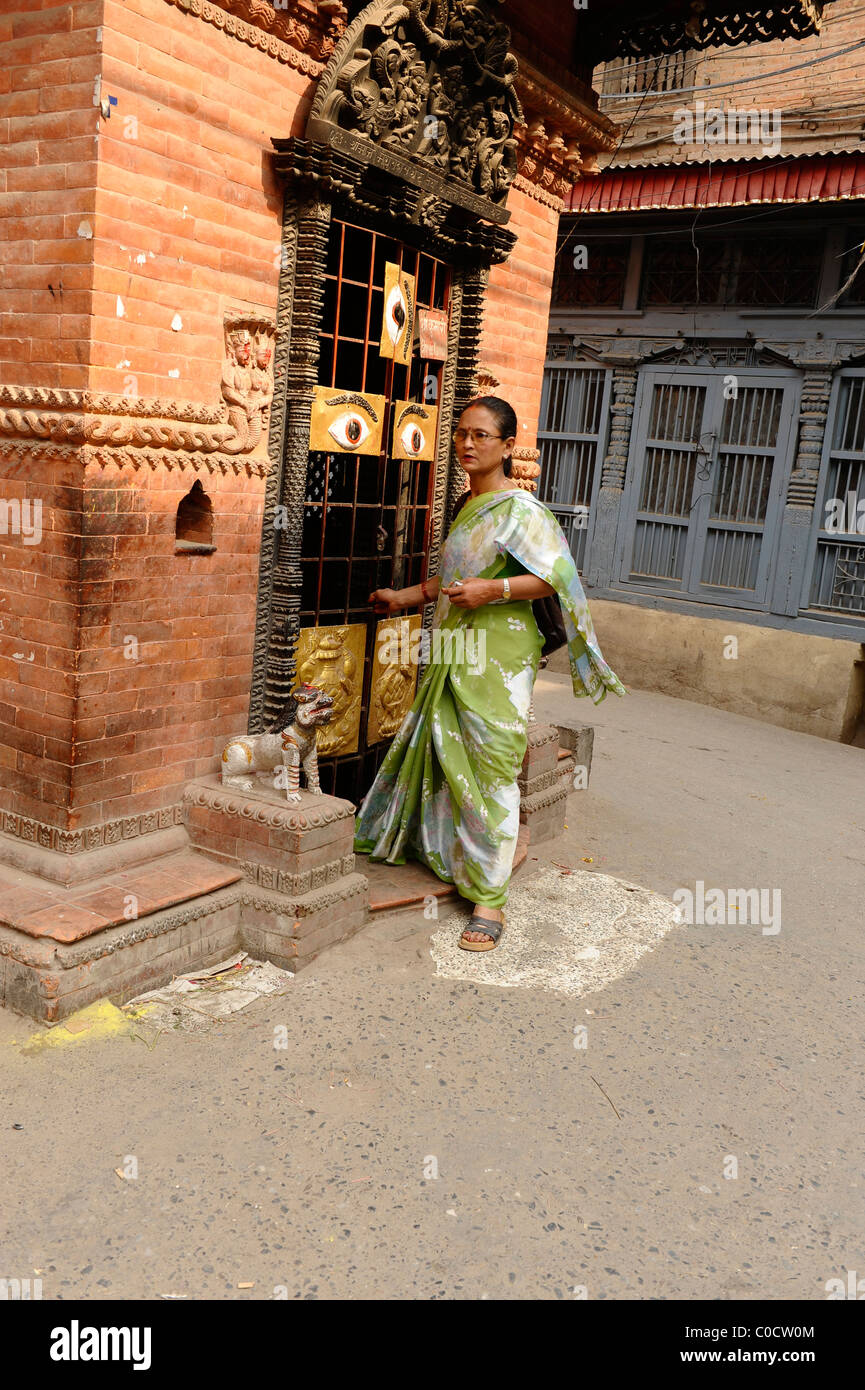 Signora nepalese pregando in via santuario, popoli vive ( i nepalesi ) , la vita a Kathmandu , kathmandu vita di strada , il Nepal Foto Stock