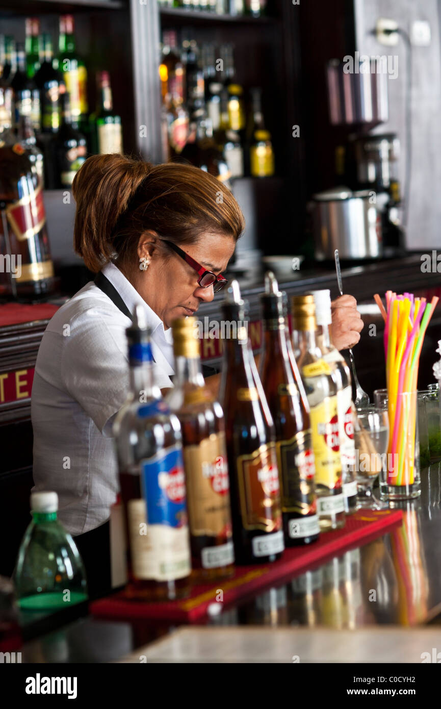 Creazione di miscelazione Mojito Cocktail Bar Havana Vecchia Cuba Foto Stock