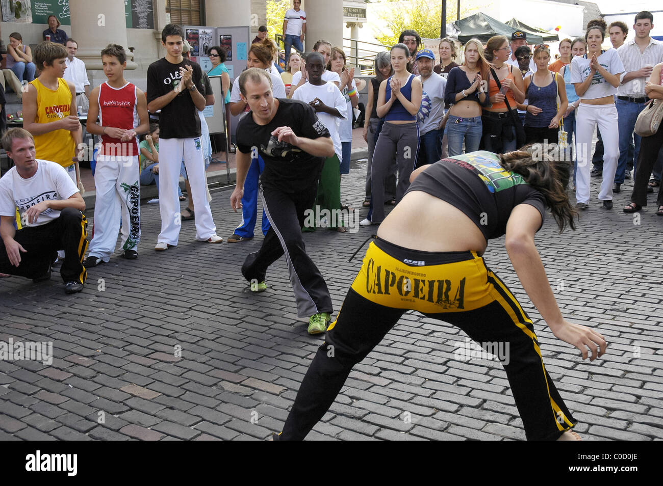 Dimostrazione di Capoeira brasiliana di arti marziali forma di danza al festival delle arti Gainesville Florida Foto Stock