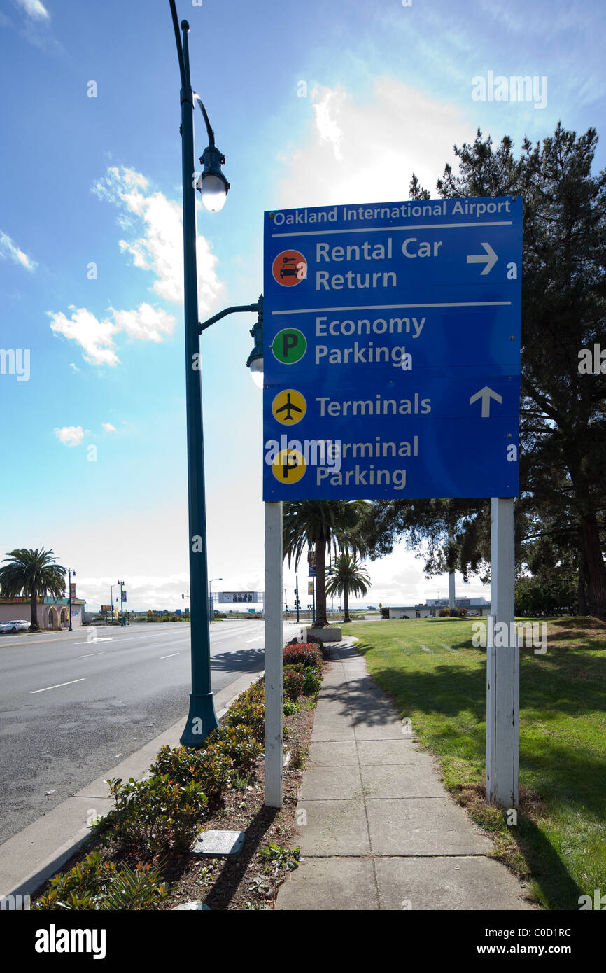 Aeroporto Internazionale di Oakland auto a noleggio segno di ritorno. Anche il parcheggio di economia, terminal parcheggio terminali e segno. Foto Stock