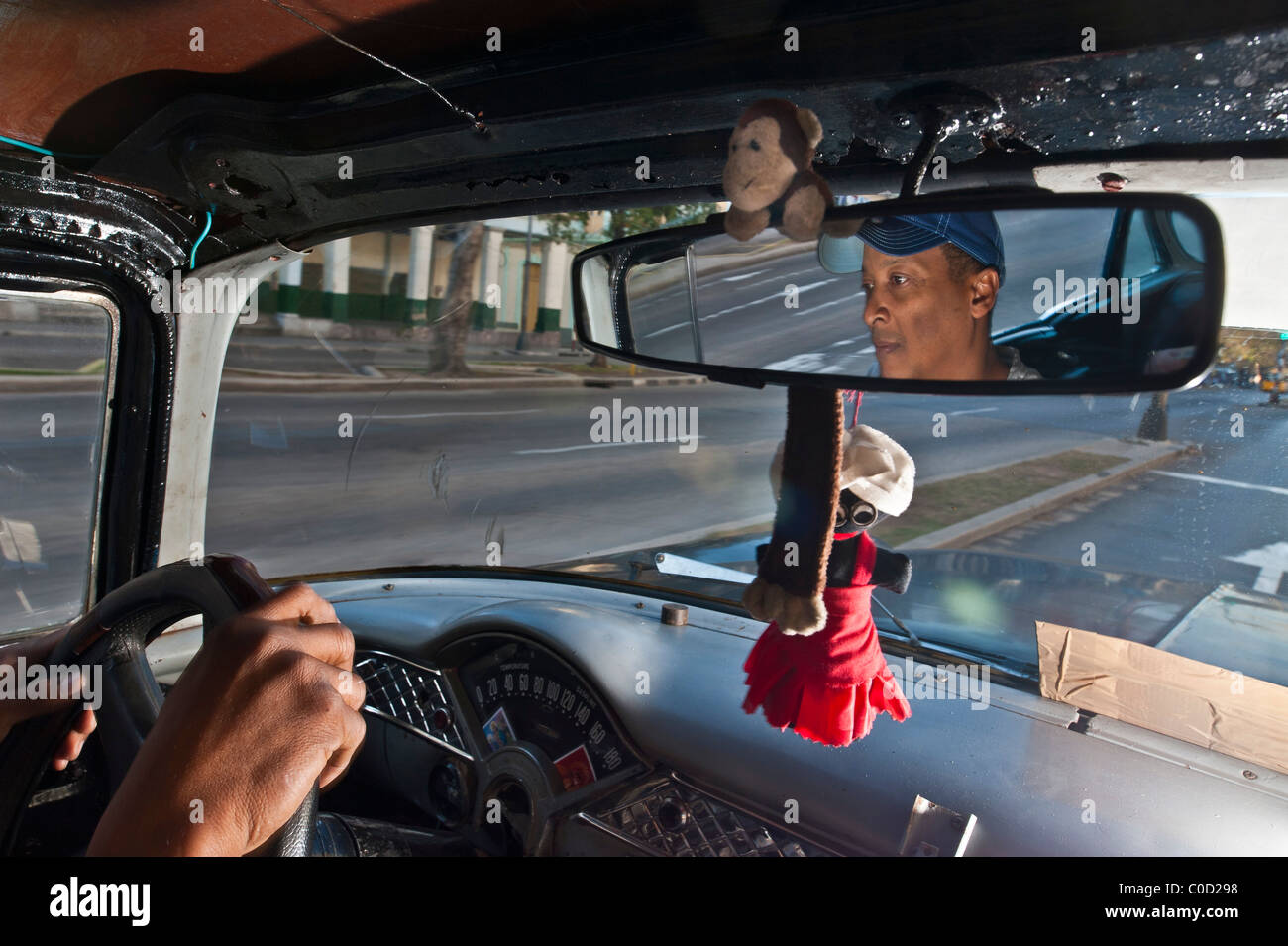 Taxi driver interno della cabina Havana Cuba Foto Stock