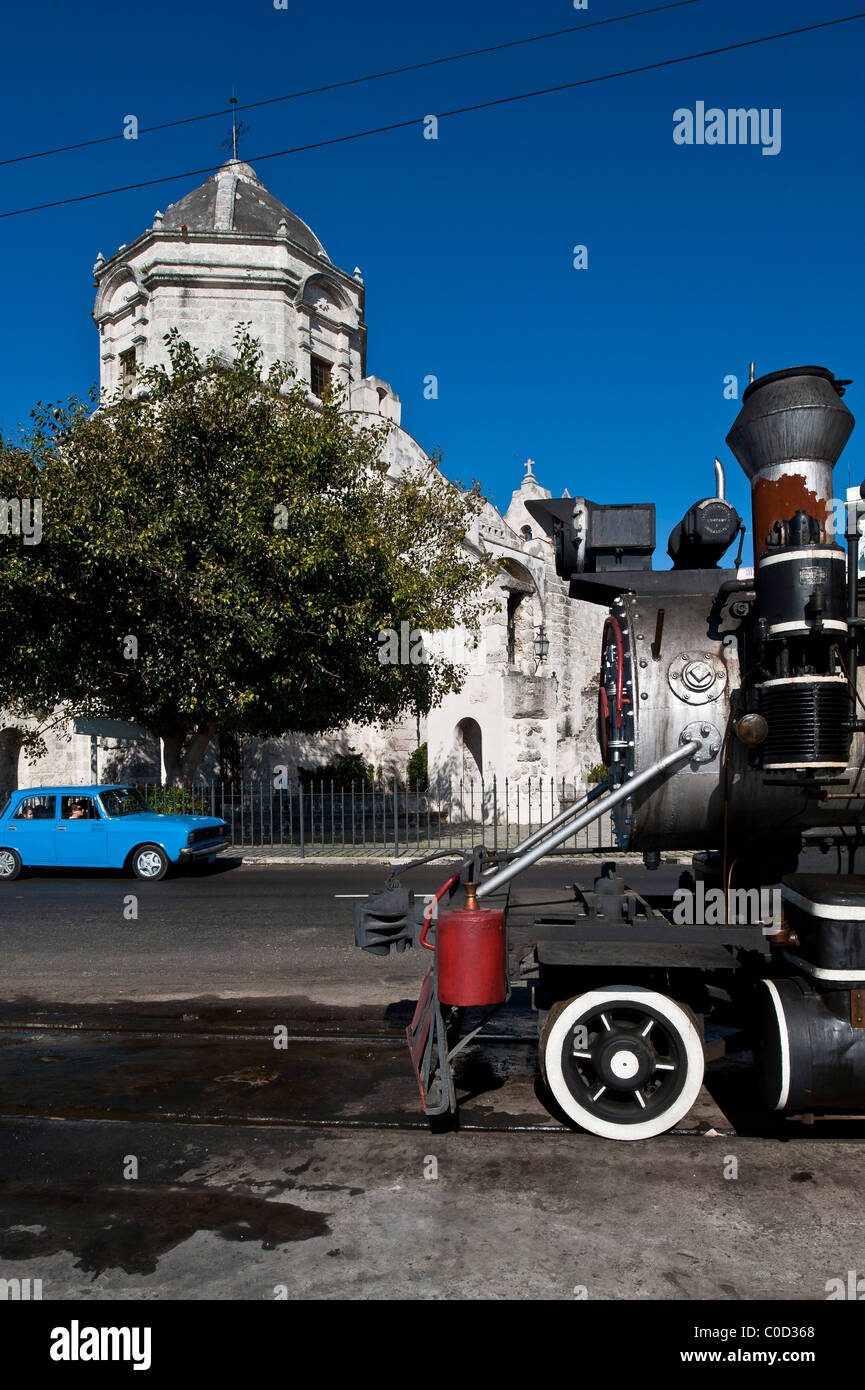 Treno a vapore accanto alla chiesa di San Francisco de Paula Siglo de l'Avana Vecchia Cuba Foto Stock
