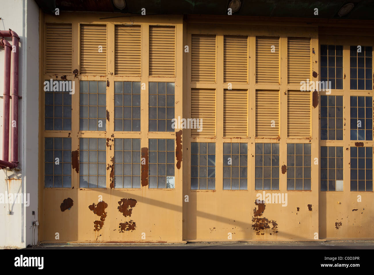 Il vecchio hangar porte, ruggine e usura. Foto Stock