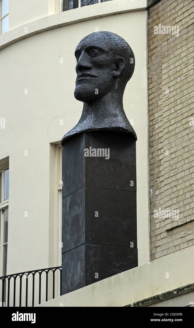 Parte del quartetto di deserto, quattro teste di bronzo scolpite da Dame Elisabeth Frink, accanto al Montague Shopping Centre, Worthing Foto Stock