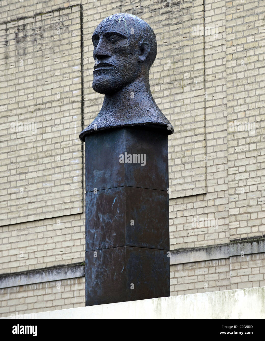 Parte del quartetto di deserto, quattro teste di bronzo scolpite da Dame Elisabeth Frink, accanto al Montague Shopping Centre, Worthing Foto Stock