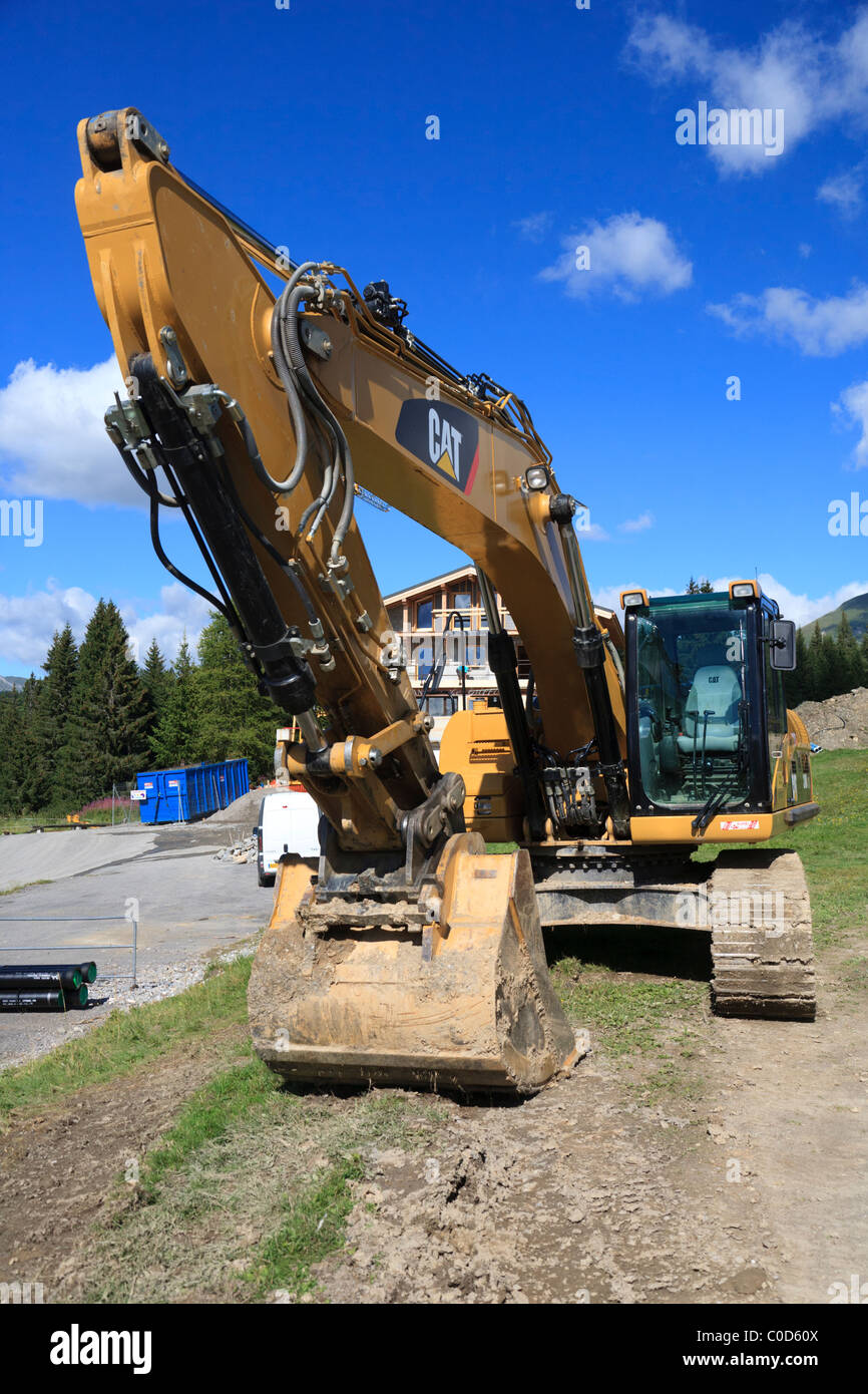Escavatore cingolato nelle Alpi francesi Foto Stock