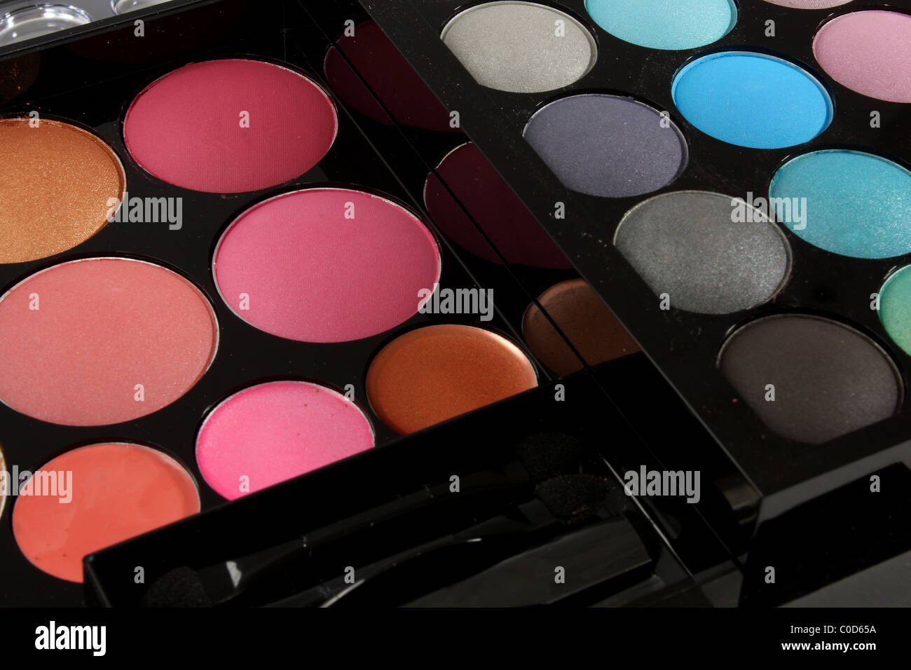 Un cofanetto del make up accessori e cosmetici compresi blusher, polvere e ombretto in una gamma di colori professionali Foto Stock