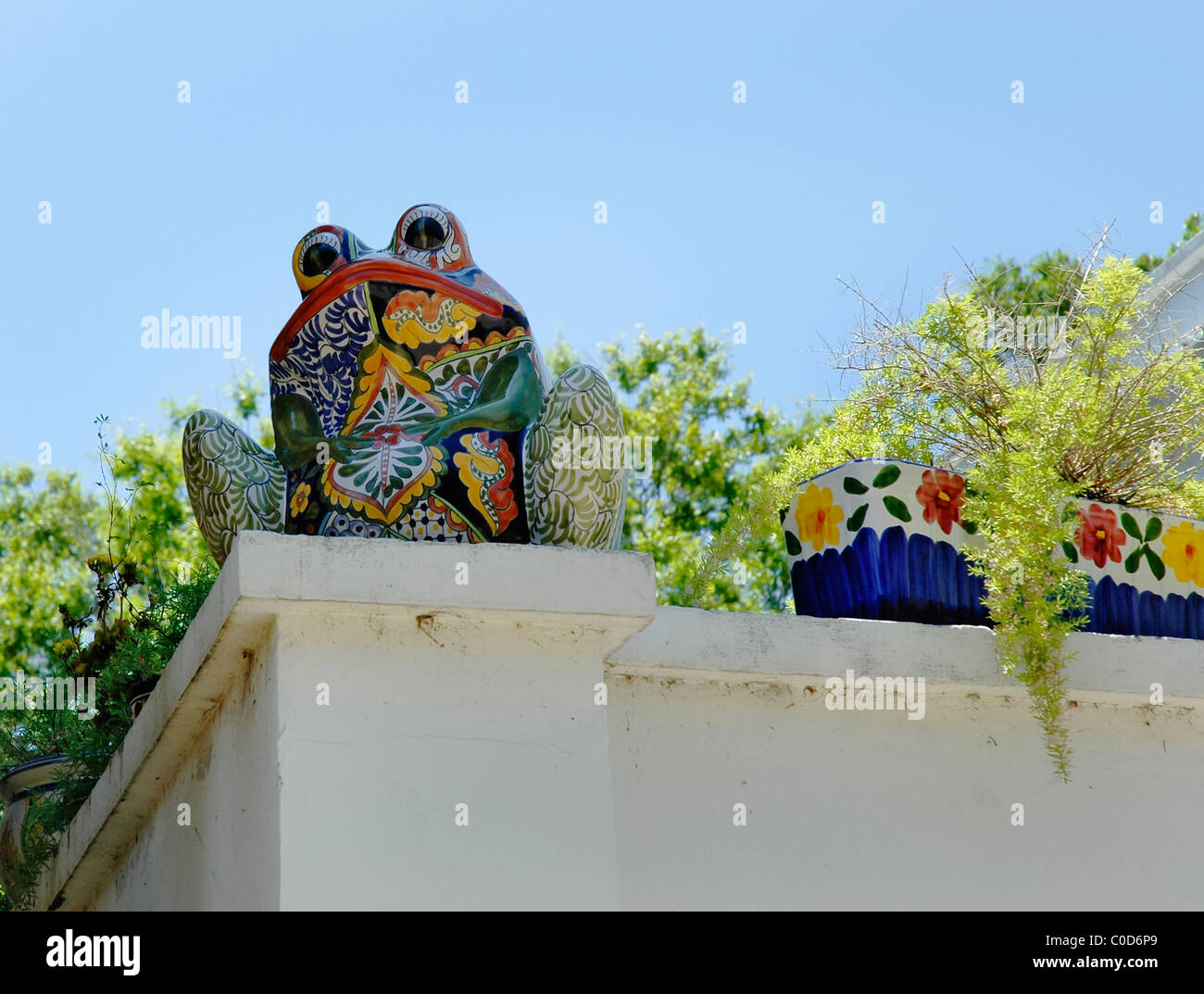 Ceramiche decorative pezzi posti in cima a parete lungo George Street sant'Agostino Florida Foto Stock