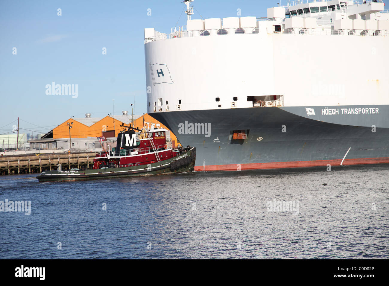Rimorchiatore Moran al Porto di Newark, NJ USA, Stati Uniti d'America spingendo Hoegh Transporter Autoliner fuori all'Oceano Atlantico Foto Stock