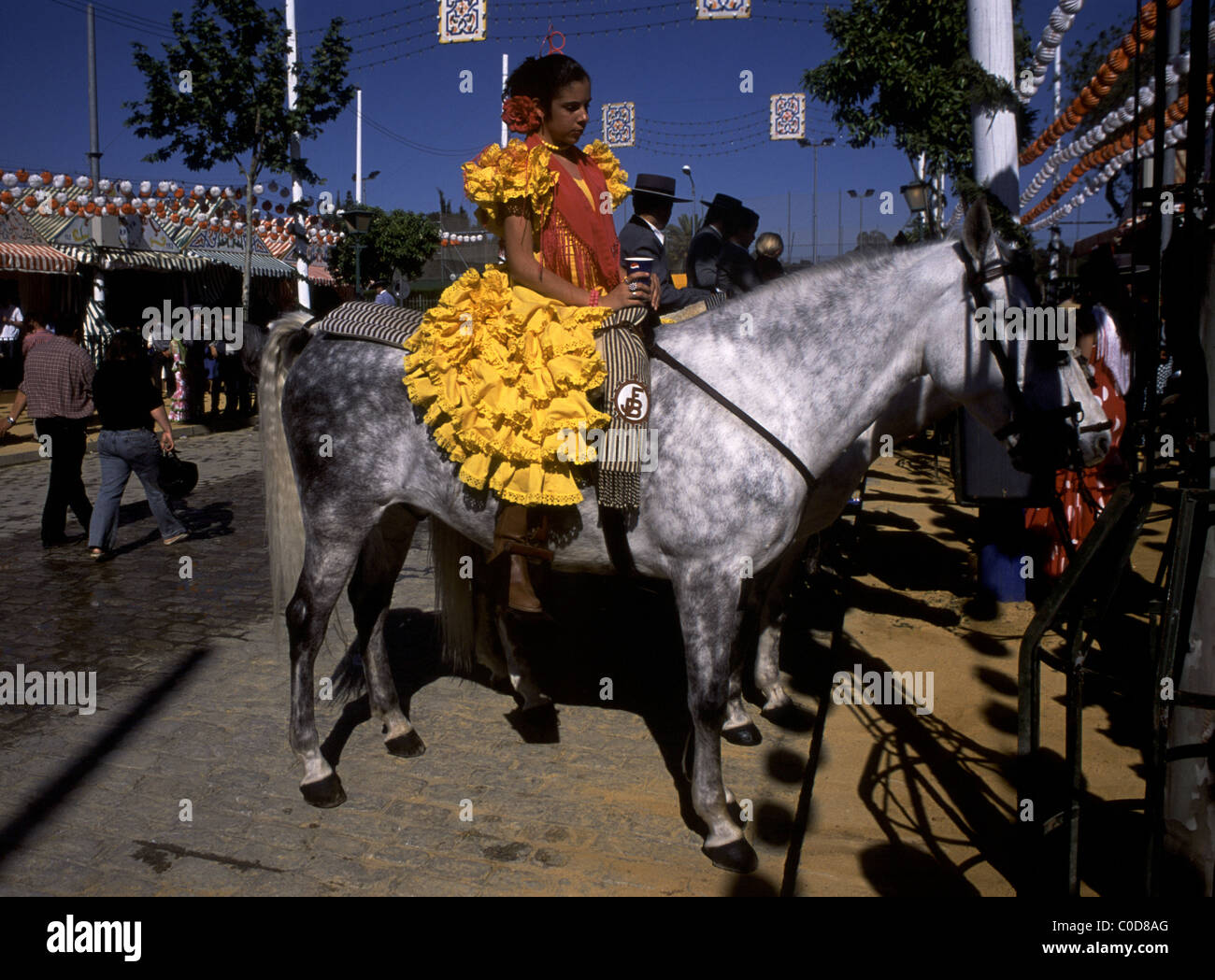 Il Siviglia Fiera di primavera, la Feria de abril de Sevilla, Sevilla , Andalucia,Spagna. Ragazza sul cavallo con flamenco abito tradizionale, Foto Stock