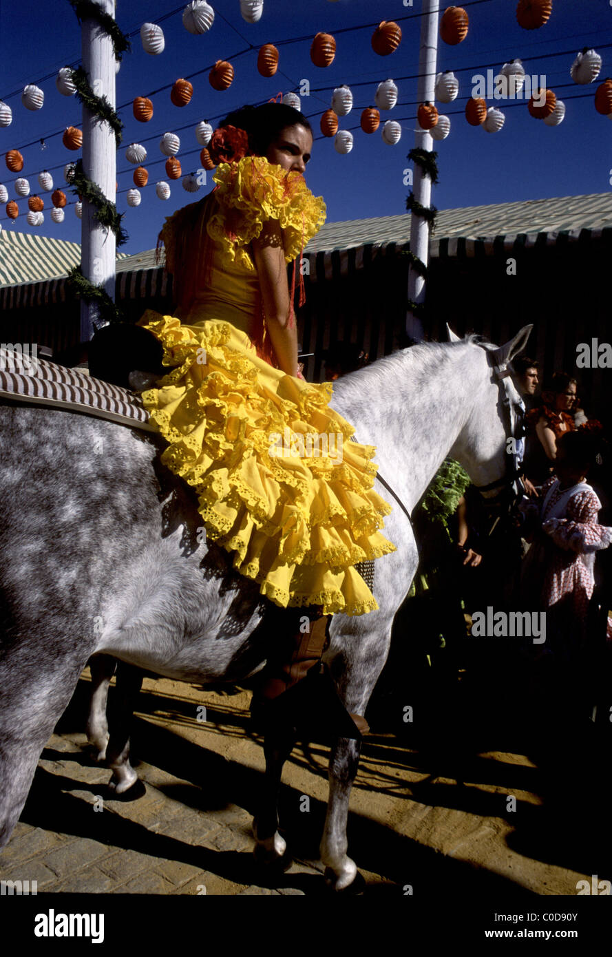 Il Siviglia Fiera di primavera, la Feria de abril de Sevilla, Sevilla , Andalucia,Spagna. Ragazza sul cavallo con il tradizionale abito di flamenco Foto Stock