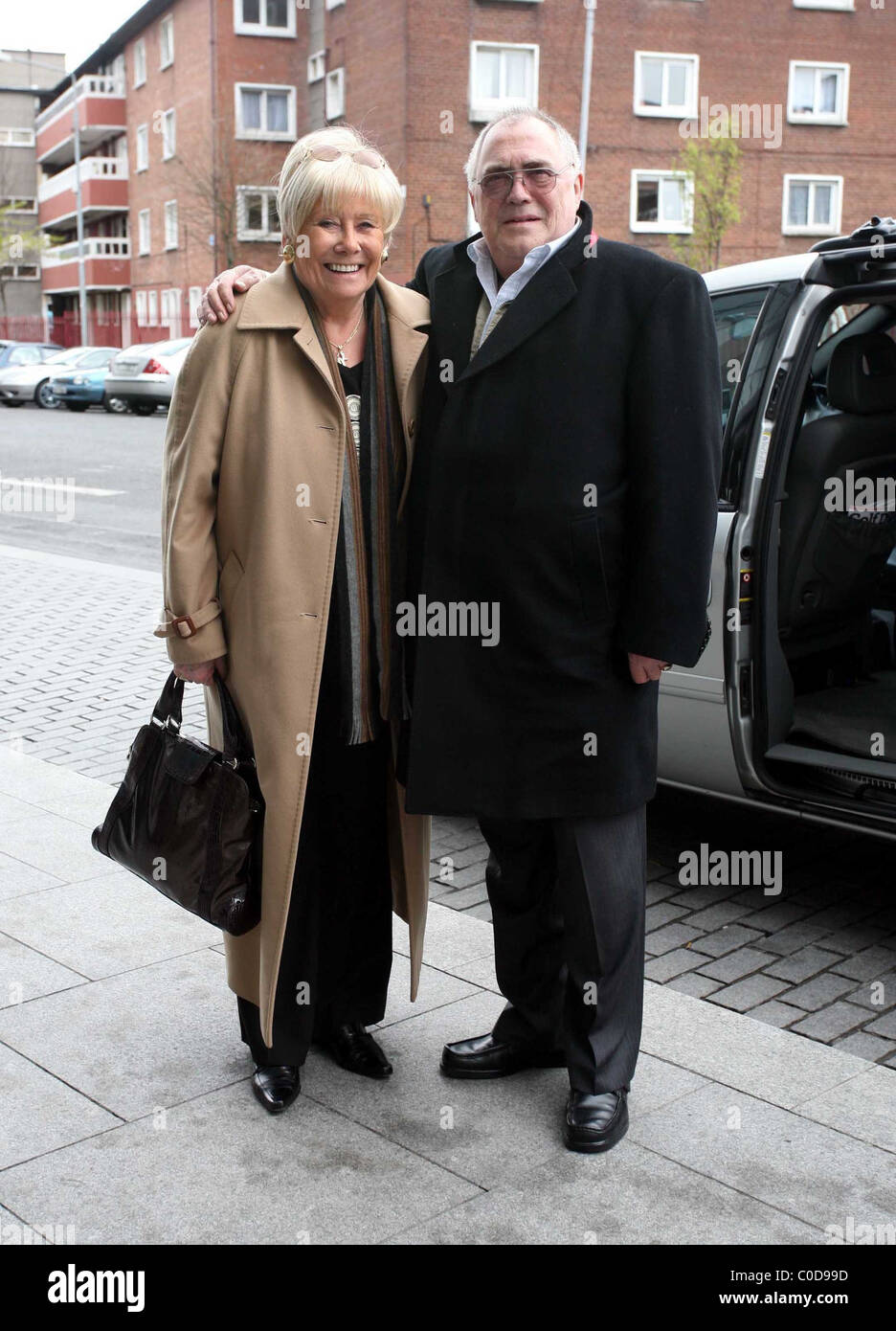 Liz Alba e Bill Tarmey British soap stelle arrivano al loro albergo davanti alla TV ora Awards di Dublino, Irlanda - 12.04.08 Foto Stock