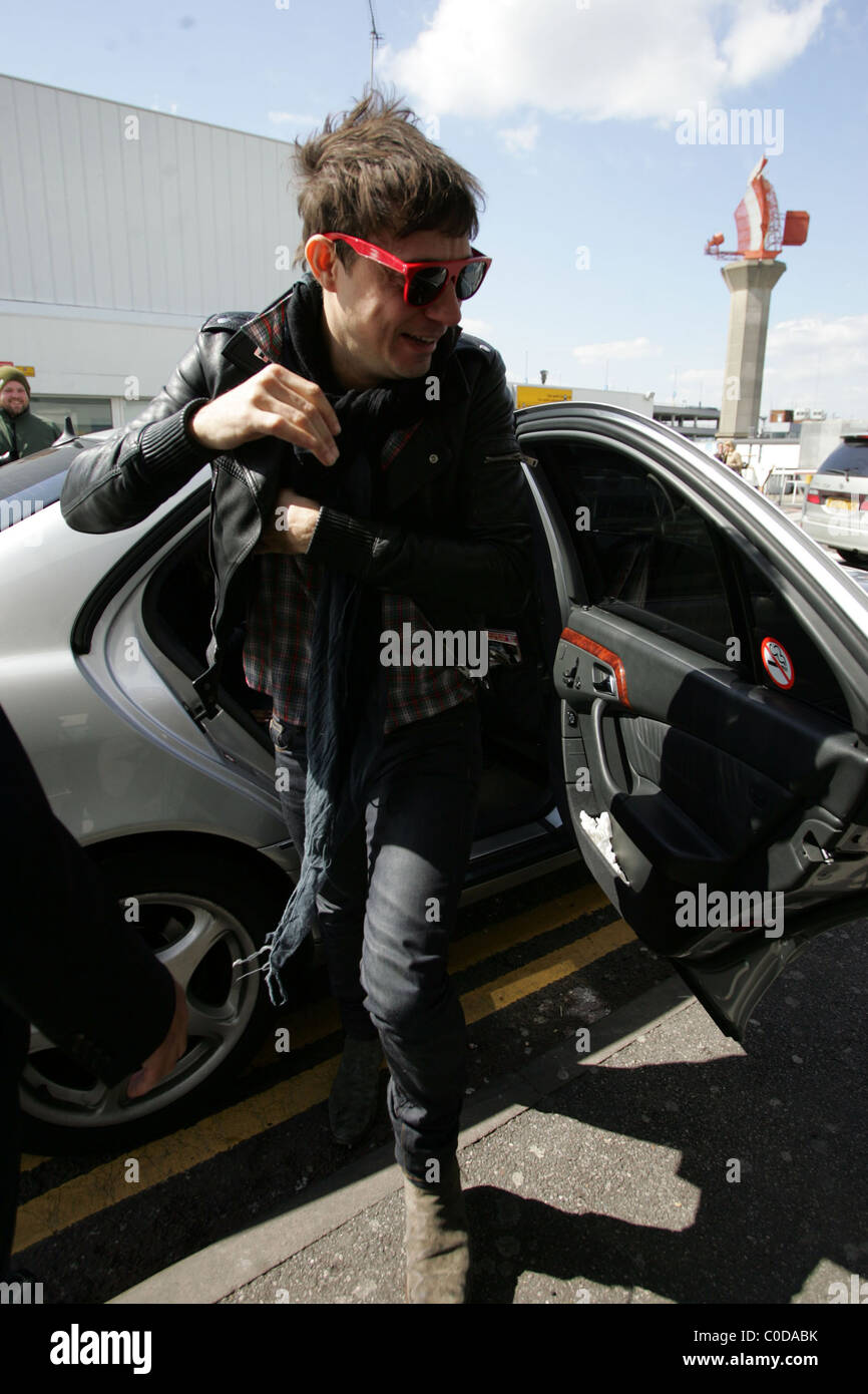 Jamie Hince arriva al Terminal 1 dell'aeroporto di Heathrow per prendere un volo per vedere la uccide il 'Midnight Boom' album tour Foto Stock