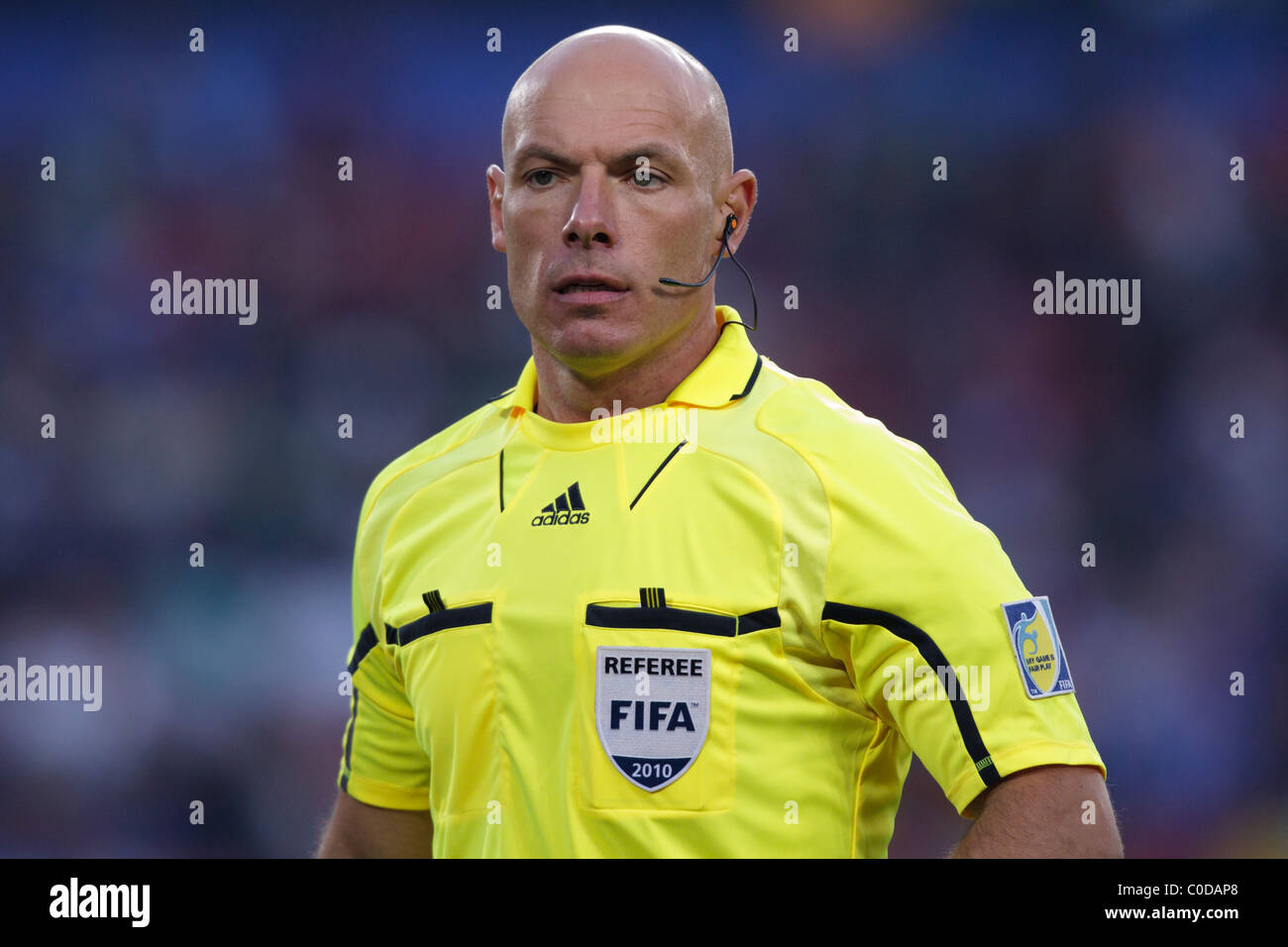 Arbitro Howard Webb in azione come Egli officiates una Coppa del Mondo FIFA Group F match tra Italia e Slovacchia il 24 giugno 2010. Foto Stock